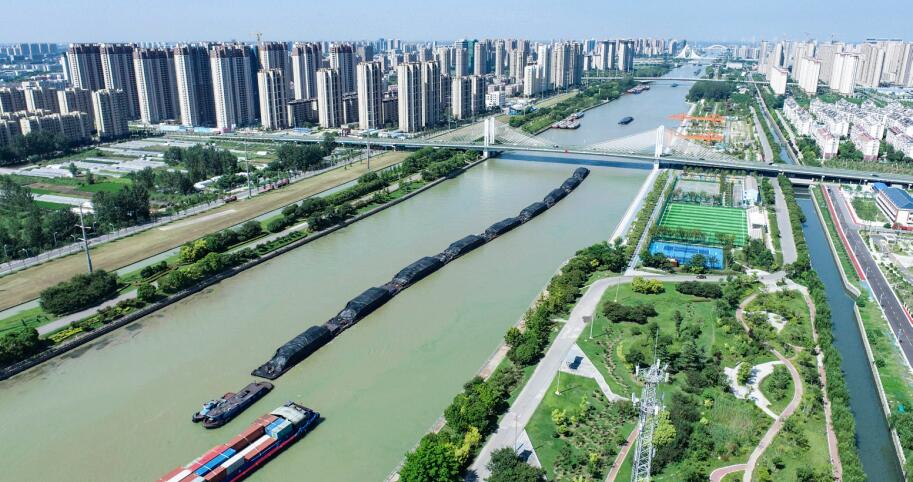 8月31日，京杭大�\河江�K淮安段，�\�各�物�Y的�船往返穿梭，一片繁忙。