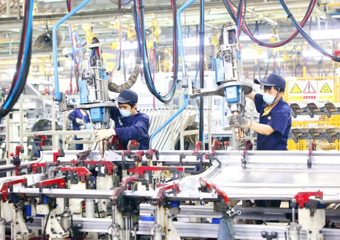 5月6日，江西省�M州��_�^新能源科技城的一家汽�制造企�I，工人在自�踊�生�a�上�M �b新能源箱式汽�。